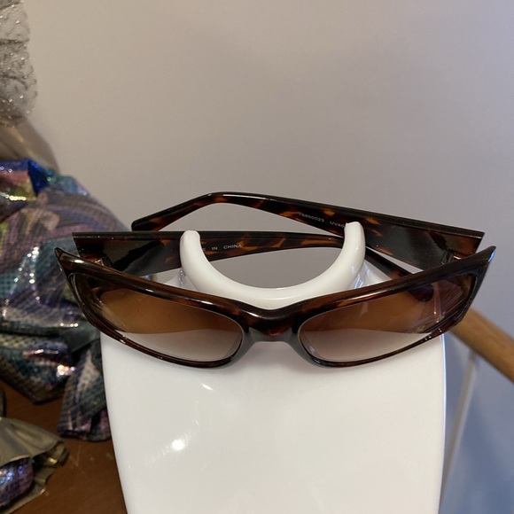 Tortoise Shell Tinted Plastic Sunglasses - Picture 5 of 14